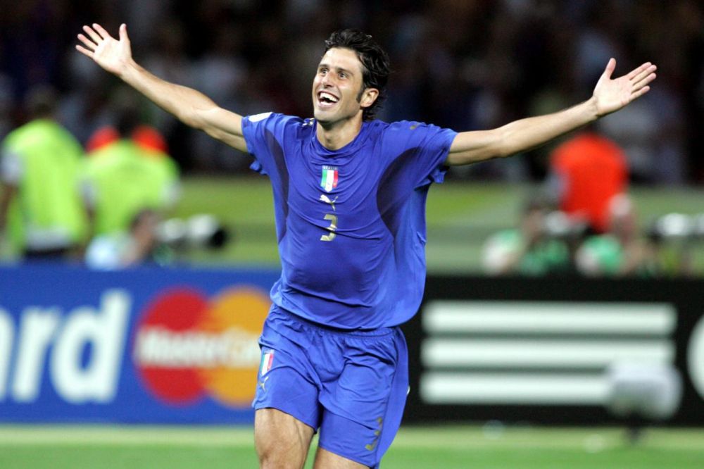 库蒂尼奥为小儿子庆祝生日，一家人身穿他效力过球队的球衣（库蒂尼奥为幼子庆生，全家身着其曾效力球队的战袍）