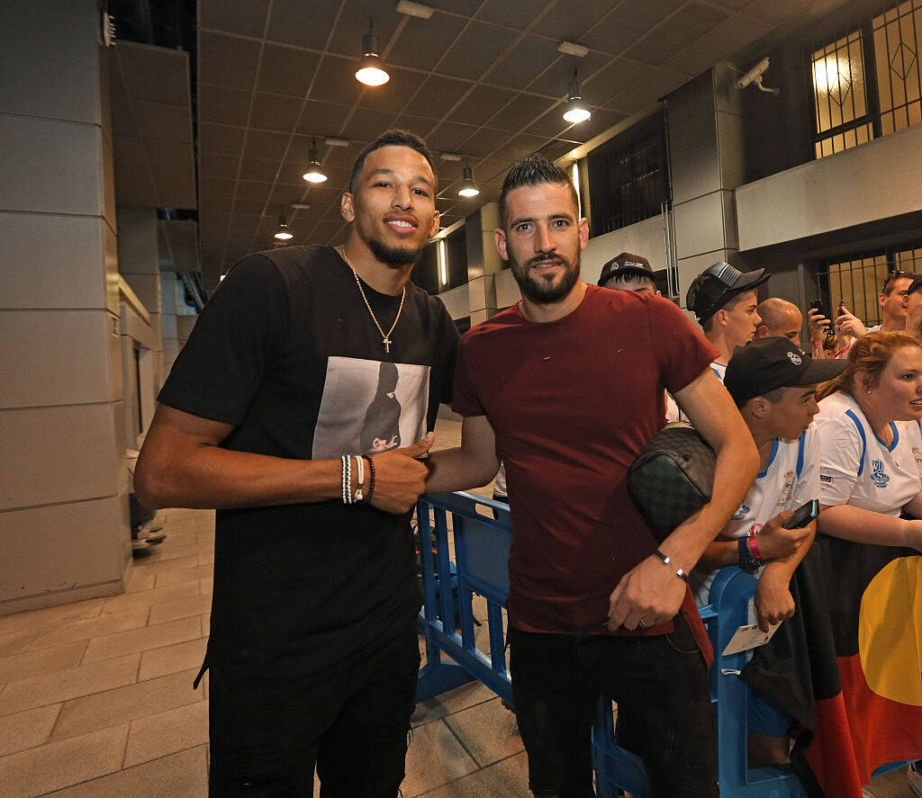 萨拉赫无缘利物浦欧冠名单，斯洛特称俱乐部必须作出回应；此前萨拉赫因未首发炮轰球队（萨拉赫落选利物浦欧冠名单，斯洛特称俱乐部须作出回应；其此前因未获首发曾公开抨击球队）