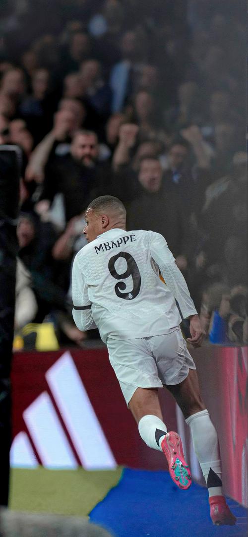 中超赛程更新：关注榜首之争,（中超最新赛程发布：榜首之争成焦点）