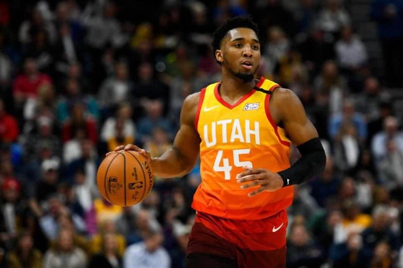 记者：上海申花5名外援以及谢鹏飞和戴伟浚随队出征亚冠客场（记者：申花五外援携谢鹏飞、戴伟浚随队奔赴亚冠客场）