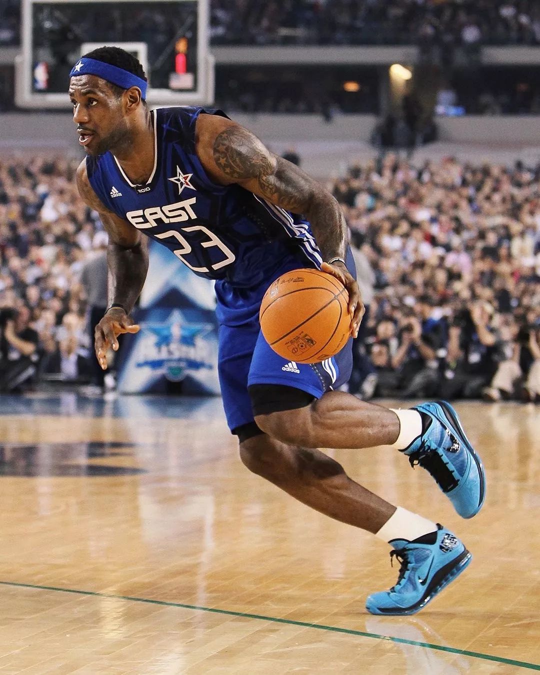 山东男篮激烈对决青岛男篮，裁判控场不足引发热议，球员受伤成焦点。（山东与青岛男篮上演恶战，裁判控场不力惹争议，球员受伤成焦点）