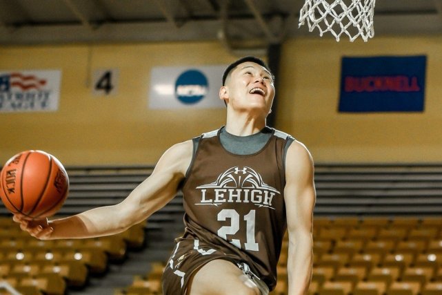 詹姆斯关键上篮助球队锁胜（詹姆斯致胜上篮锁定胜局）