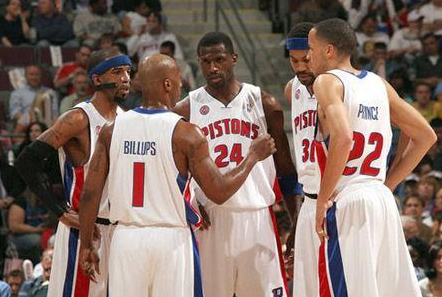 两人传接球，第三人要动 国际米兰这场比赛中有大量的“第三人动” 战术视角（战术视角：国际米兰此役大量运用两人传递引出的第三人跑动）