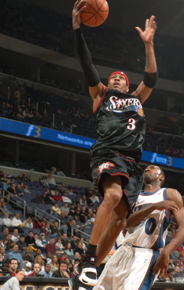 全家福宣，U16国少小将万项加盟塞尔超贝尔格莱德红星俱乐部（塞尔超贝尔格莱德红星官宣签下U16国少万项，全家福合影亮相）