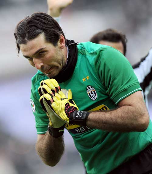 伤愈复出，卡瓦尼时隔两个月再次代表博卡出场并打进一粒点球（伤愈回归，卡瓦尼阔别两月再披博卡战袍，点射破门）