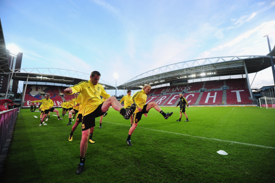 足协主席宋凯现身成都，徐正源、韦世豪、胡荷韬在酒店迎接（足协主席宋凯抵蓉，徐正源、韦世豪、胡荷韬酒店迎接）