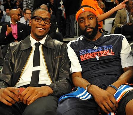 南通发布：苏超南通队载誉而归，3000多名球迷迎接城市英雄（南通发布：苏超南通队凯旋归来，三千余名球迷热情迎接城市骄傲）